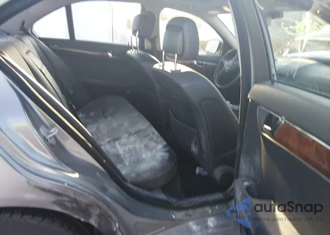 2009 Mercedes-Benz C 300 Luxury 4Matic/Sport 4Matic z USA, uszkodzony, nr VIN WDDGF81XX9F237747